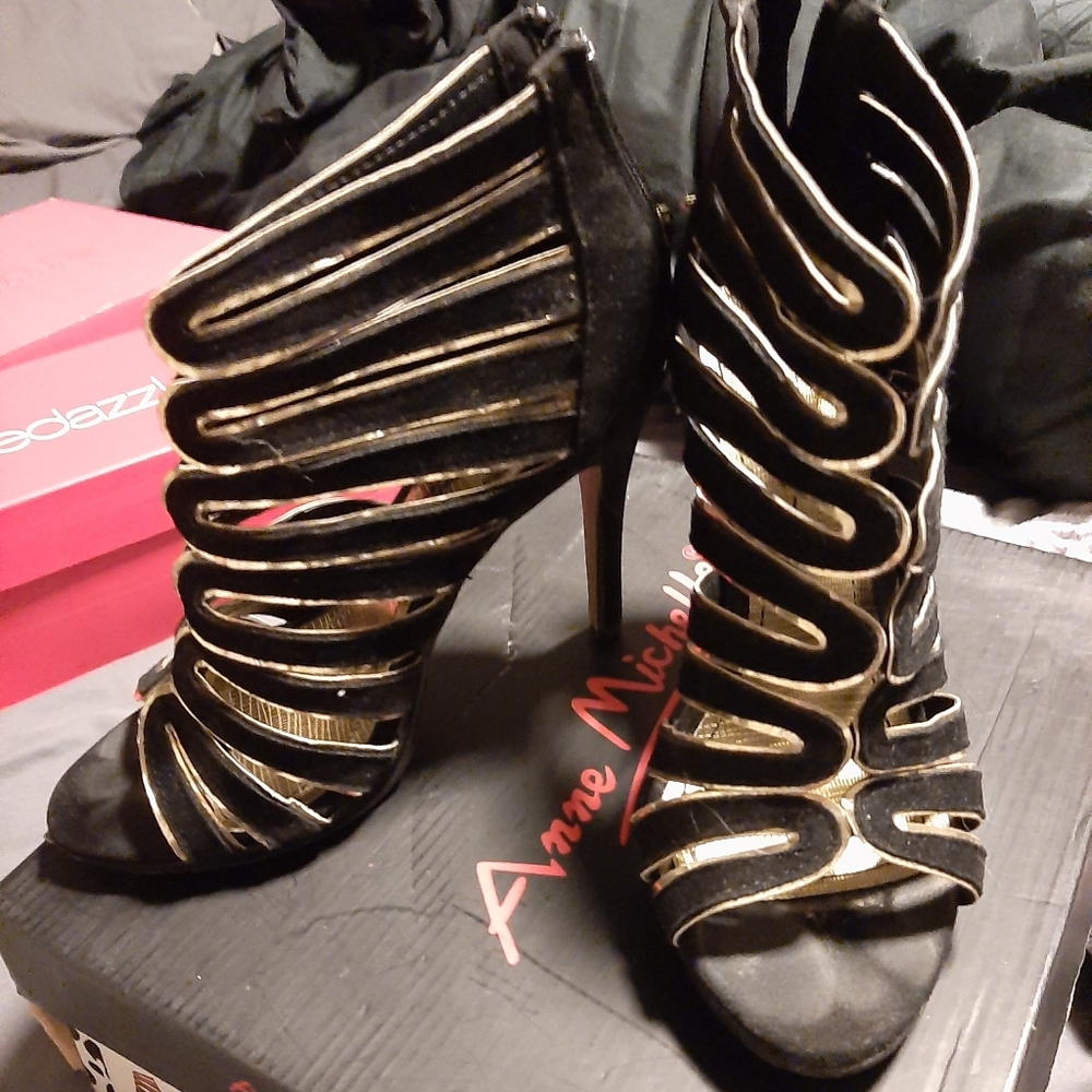 Shoes - Picture 1 of 3
